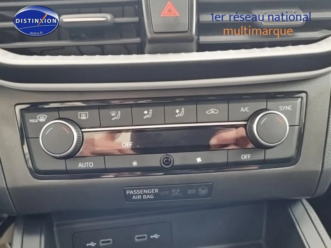 Détail de la console centrale avec commandes de climatisation et boutons multifonctions d'une SEAT Ibiza gris 2025.