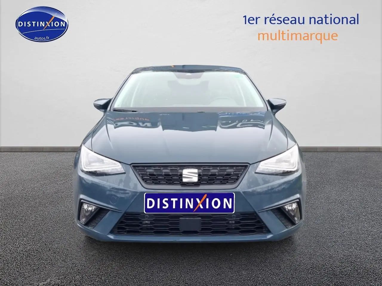 Vue frontale d'une SEAT Ibiza 1.0 TSI 95 Copa gris, avec phares LED et calandre noire distinctive.
