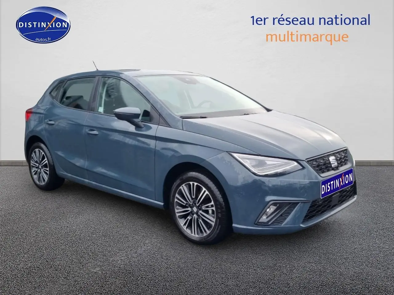 SEAT Ibiza gris vue 3/4 avant droit, avec phares full LED et jantes alliage 16 pouces design.
