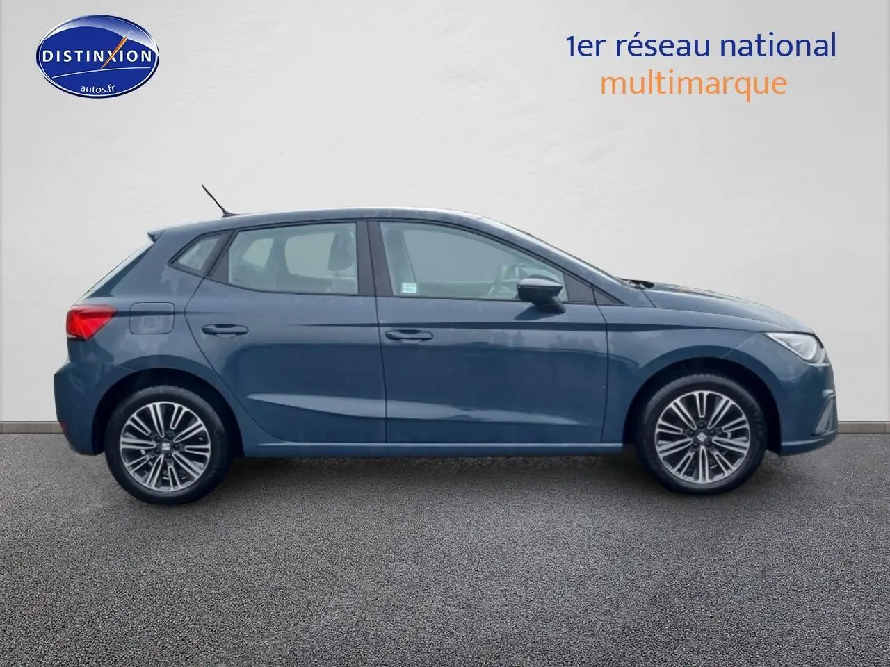 Vue de profil côté gauche d'une SEAT Ibiza gris 2025 avec jantes alliage et lignes épurées.