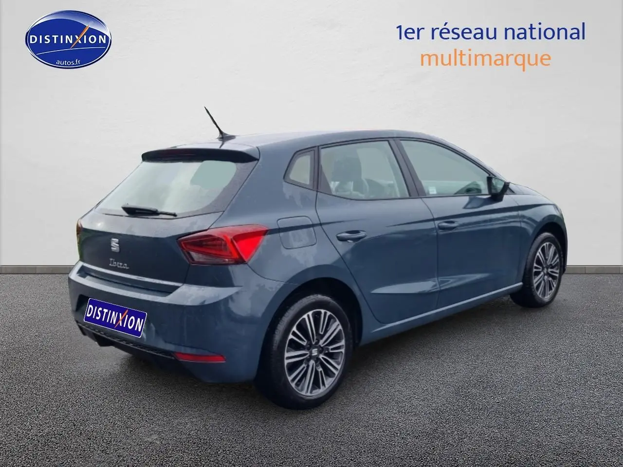 Vue 3/4 arrière droite d'une SEAT Ibiza gris métallisé avec jantes alliage et feux arrière LED triangulaires.