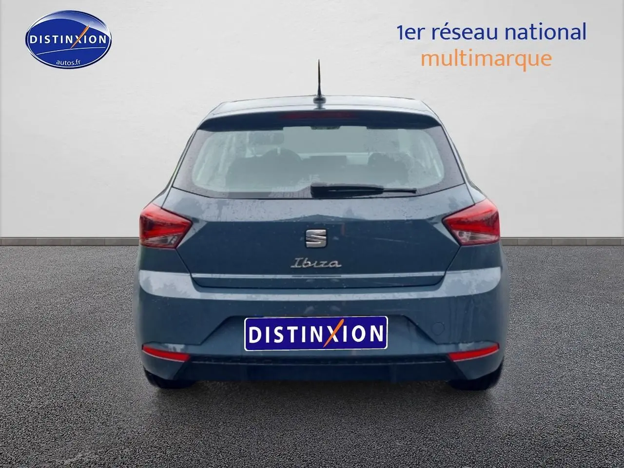 Vue arrière d'une SEAT Ibiza 2025 gris foncé avec feux arrière anguleux et logo Ibiza manuscrit sur le hayon.
