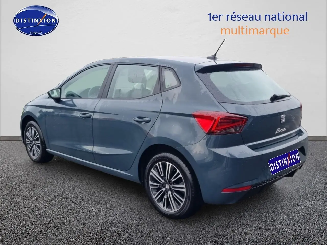 Vue 3/4 arrière droite d'une SEAT Ibiza gris métallisé avec jantes alliage et feux arrière LED triangulaires.
