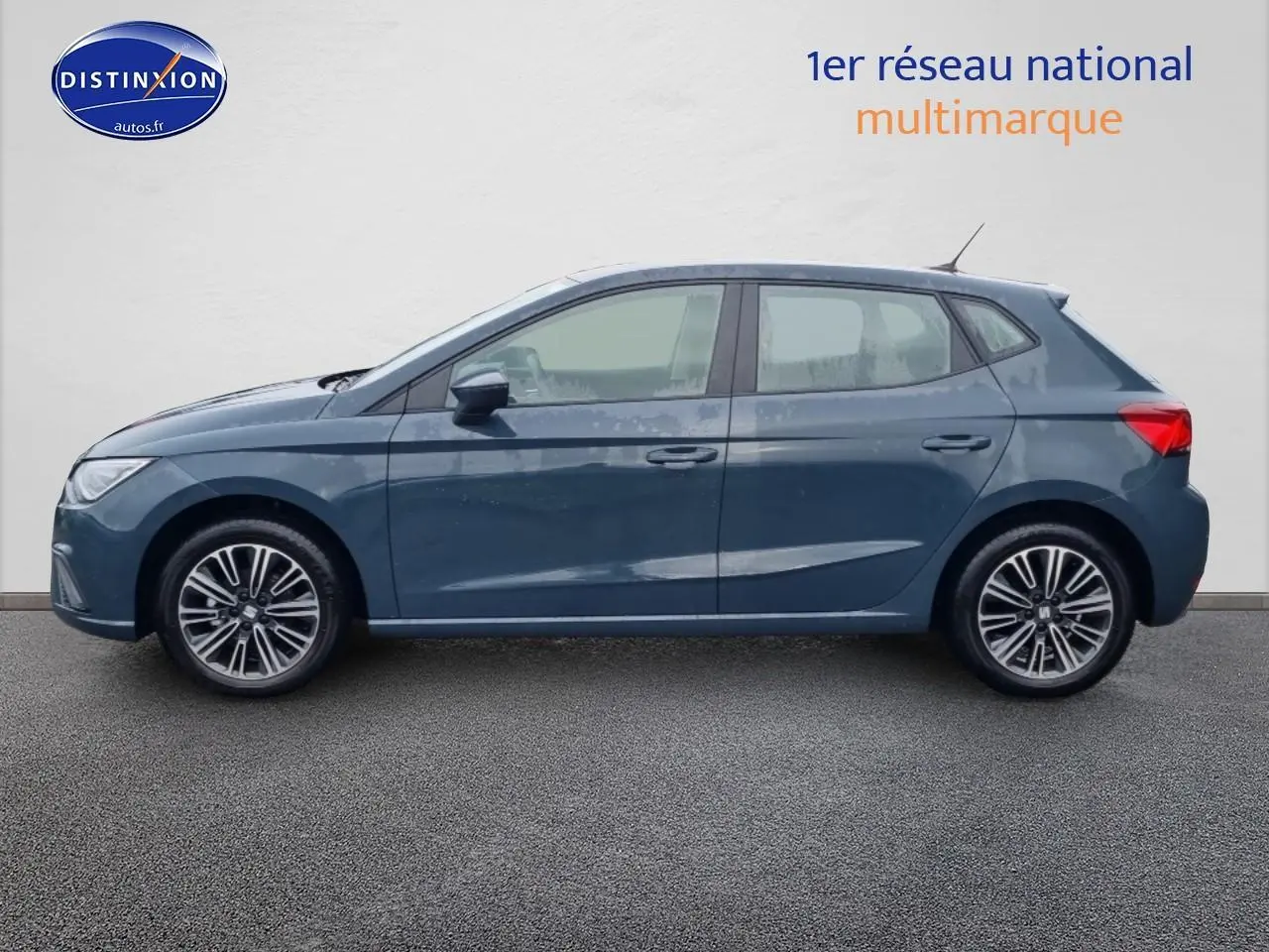 Profil droit de la SEAT Ibiza gris 2025 avec jantes alliage et lignes épurées sur fond neutre.