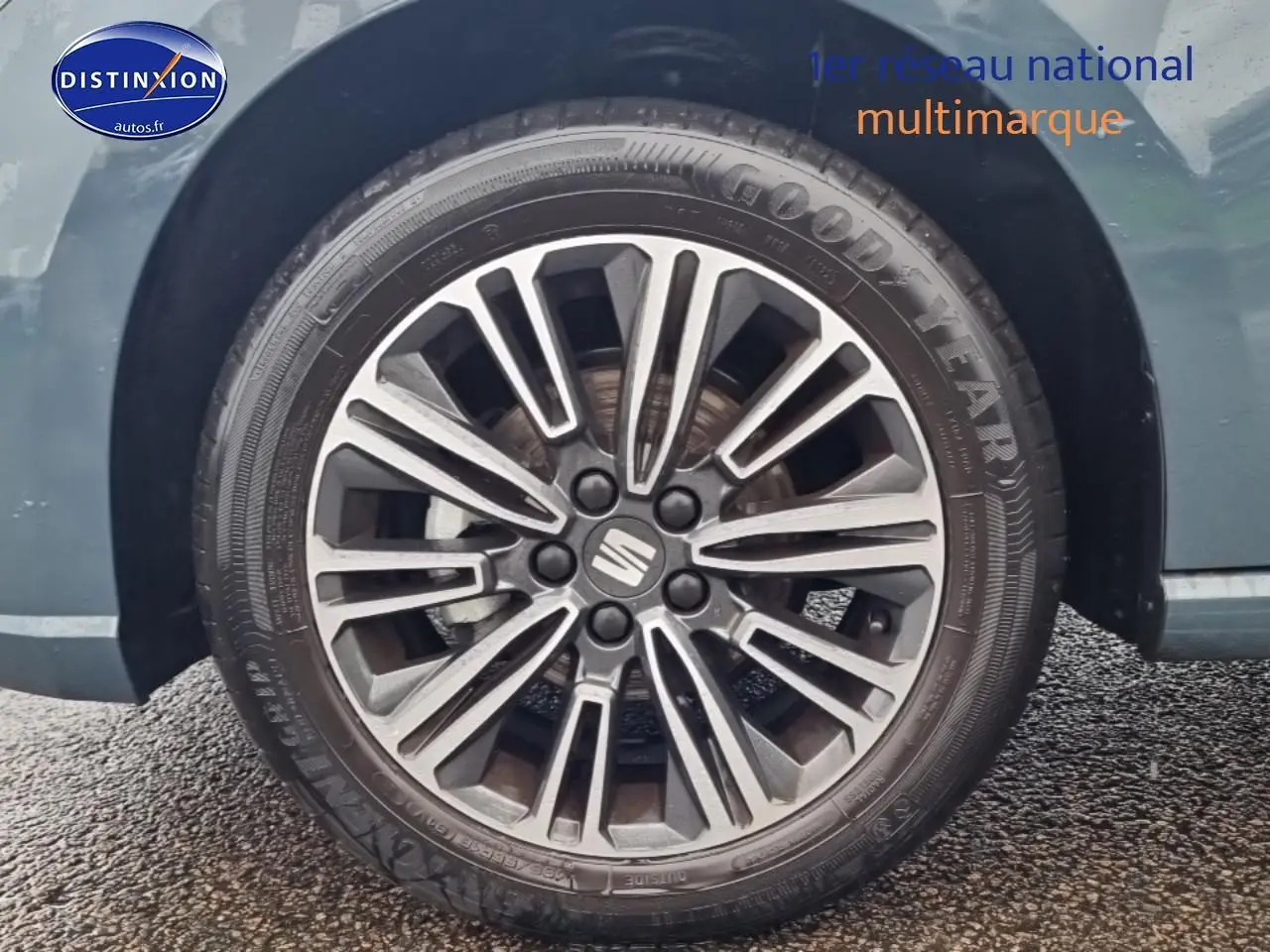 Gros plan sur la jante alliage 16 pouces grise d'une SEAT Ibiza 2025 côté gauche, avec pneu Goodyear.