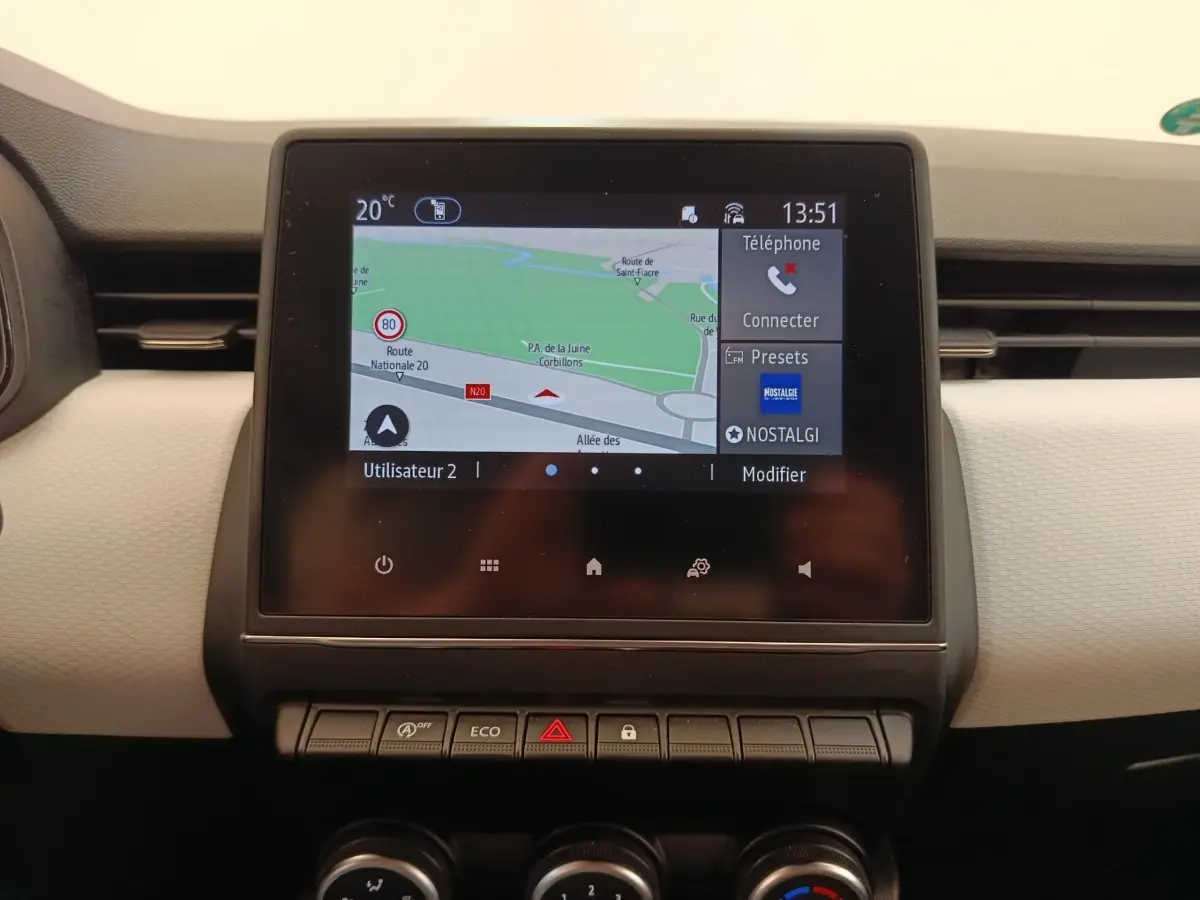 Écran tactile central 7 pouces avec navigation 3D dans l’habitacle clair de la Renault Clio blanche Evolution TCe 100 GPL.