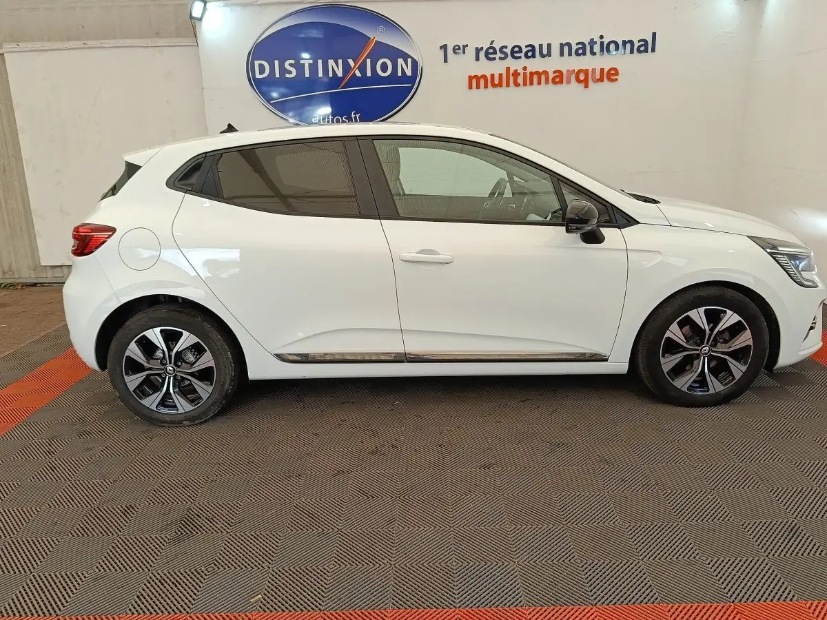 Profil droit de la Renault Clio Evolution TCe 100 GPL blanche, avec jantes alliage et rétroviseurs noirs.