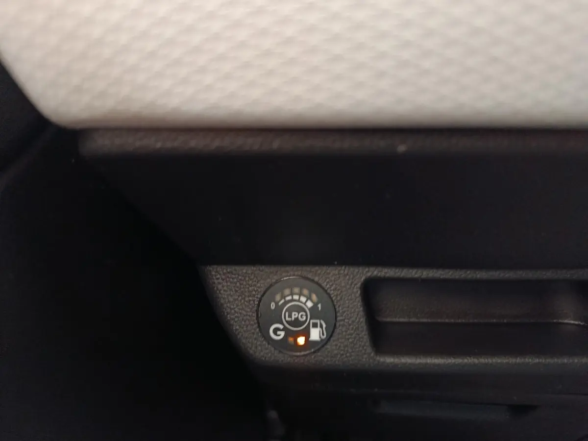 Gros plan sur le témoin de niveau GPL allumé dans l’habitacle d’une Renault Clio blanche Evolution TCe 100 GPL.