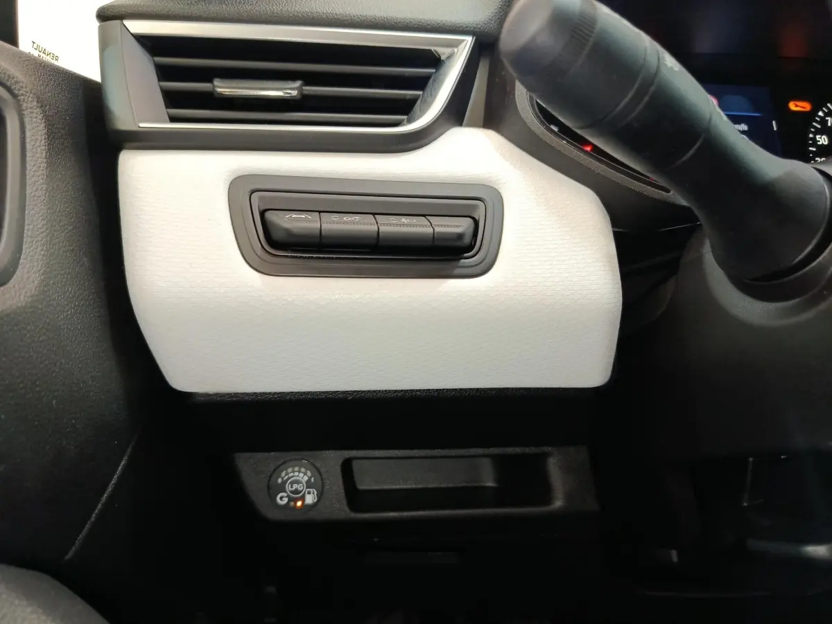 Détail du tableau de bord blanc côté gauche avec commandes et indicateur GPL allumé sur Renault Clio 2023.