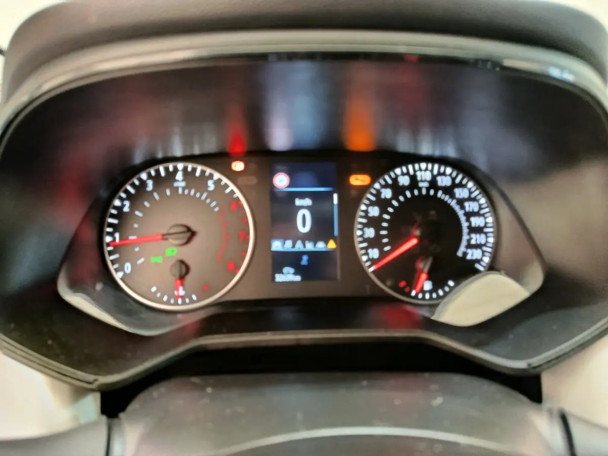 Vue rapprochée du tableau de bord de la Renault Clio Evolution TCe 100 GPL 2023, affichage digital et compte-tours.