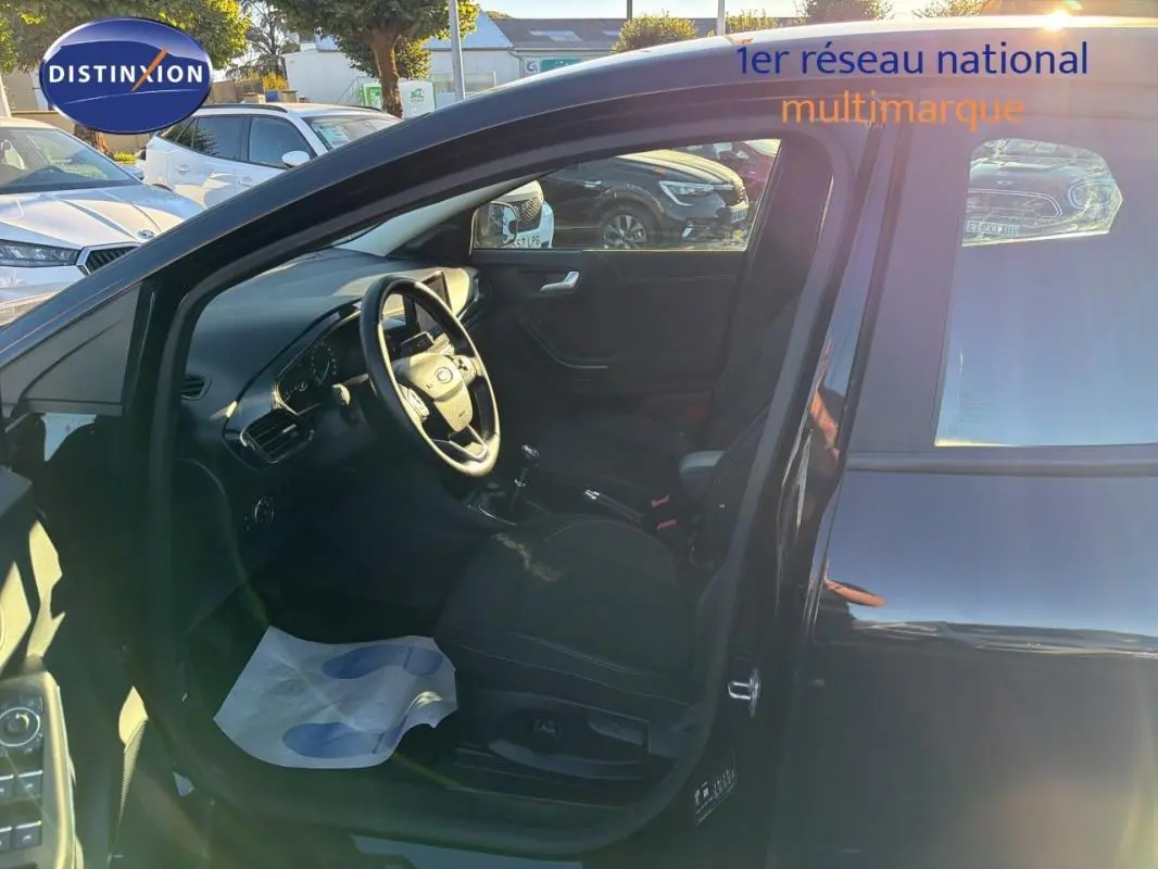 Vue côté gauche intérieur du Ford Puma noir 2023, montrant les sièges sport et le volant avec boîte manuelle.
