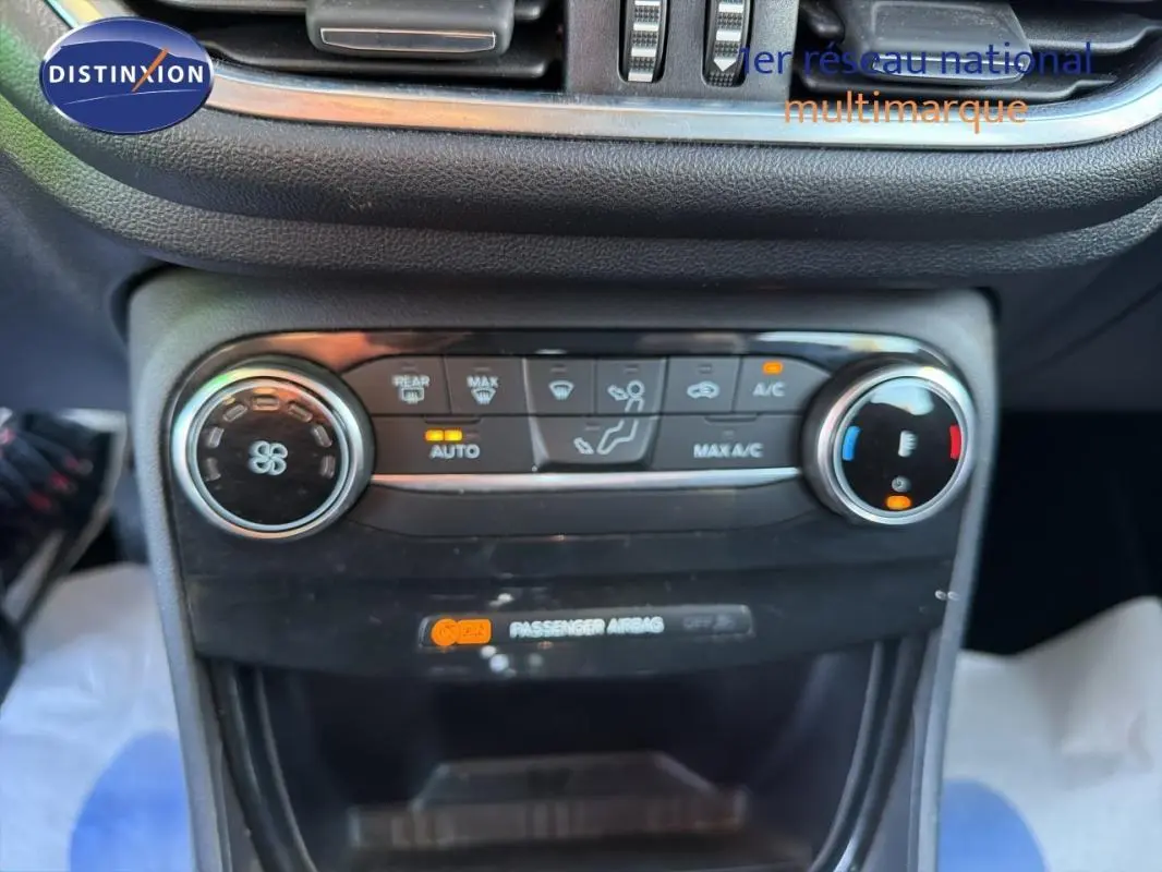 Vue rapprochée des commandes de climatisation automatique du Ford Puma noir 2023, avec affichage des réglages actifs.