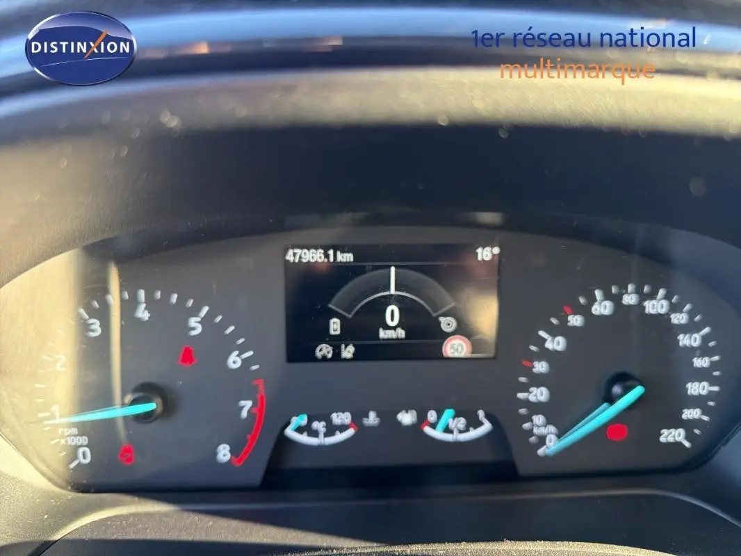 Vue rapprochée du tableau de bord numérique du Ford Puma noir 2023, affichant la vitesse à 0 km/h.