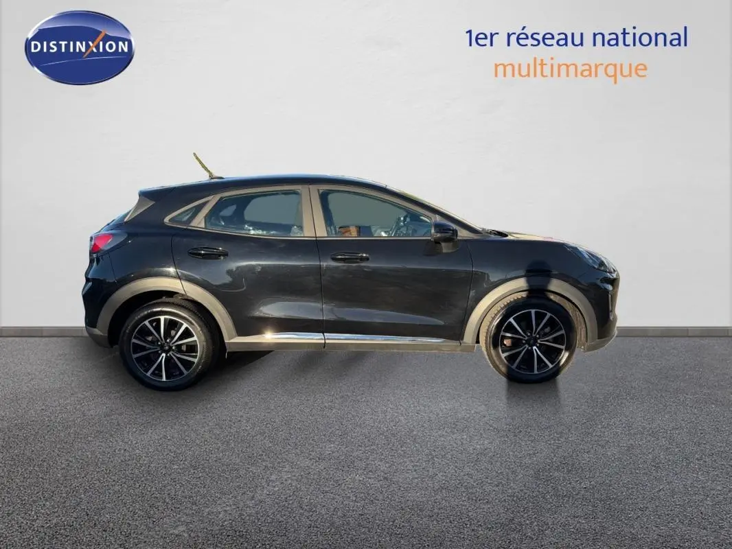 Profil côté gauche d’un Ford Puma noir 2023 avec jantes 17 pouces et lignes épurées sur fond clair.