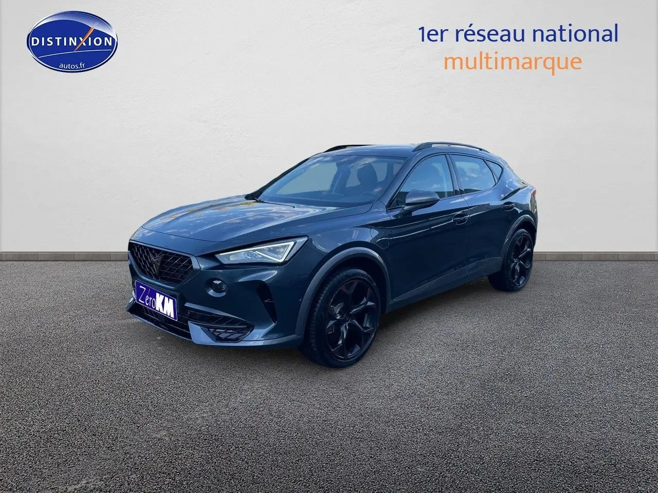 SUV CUPRA Formentor gris magnétique en 3/4 avant droit avec jantes noires et calandre distinctive.