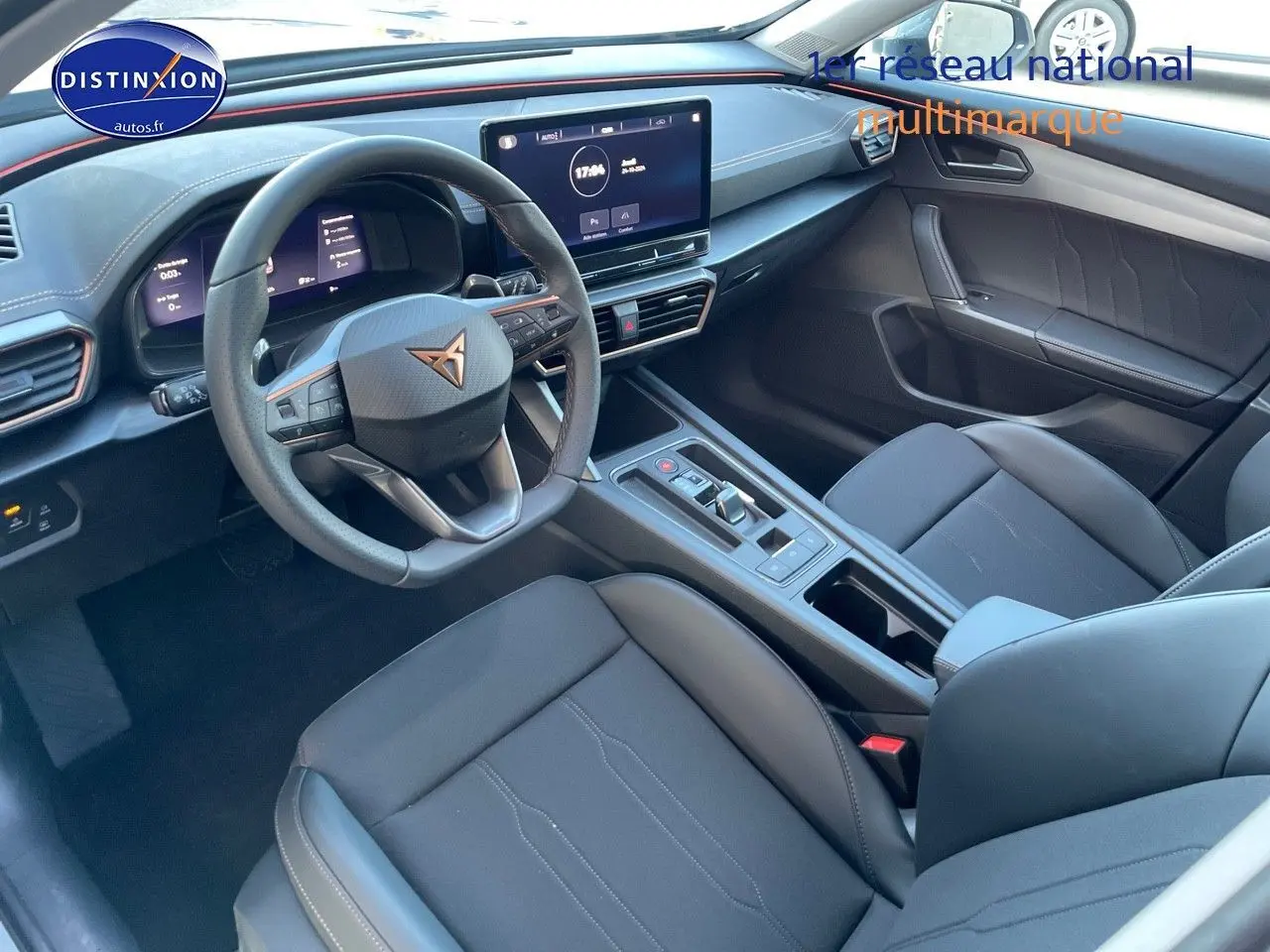 Vue intérieure côté conducteur de la CUPRA Formentor 1.4 E-HYBRID 2024 avec sièges cuir noir et tableau de bord numérique.