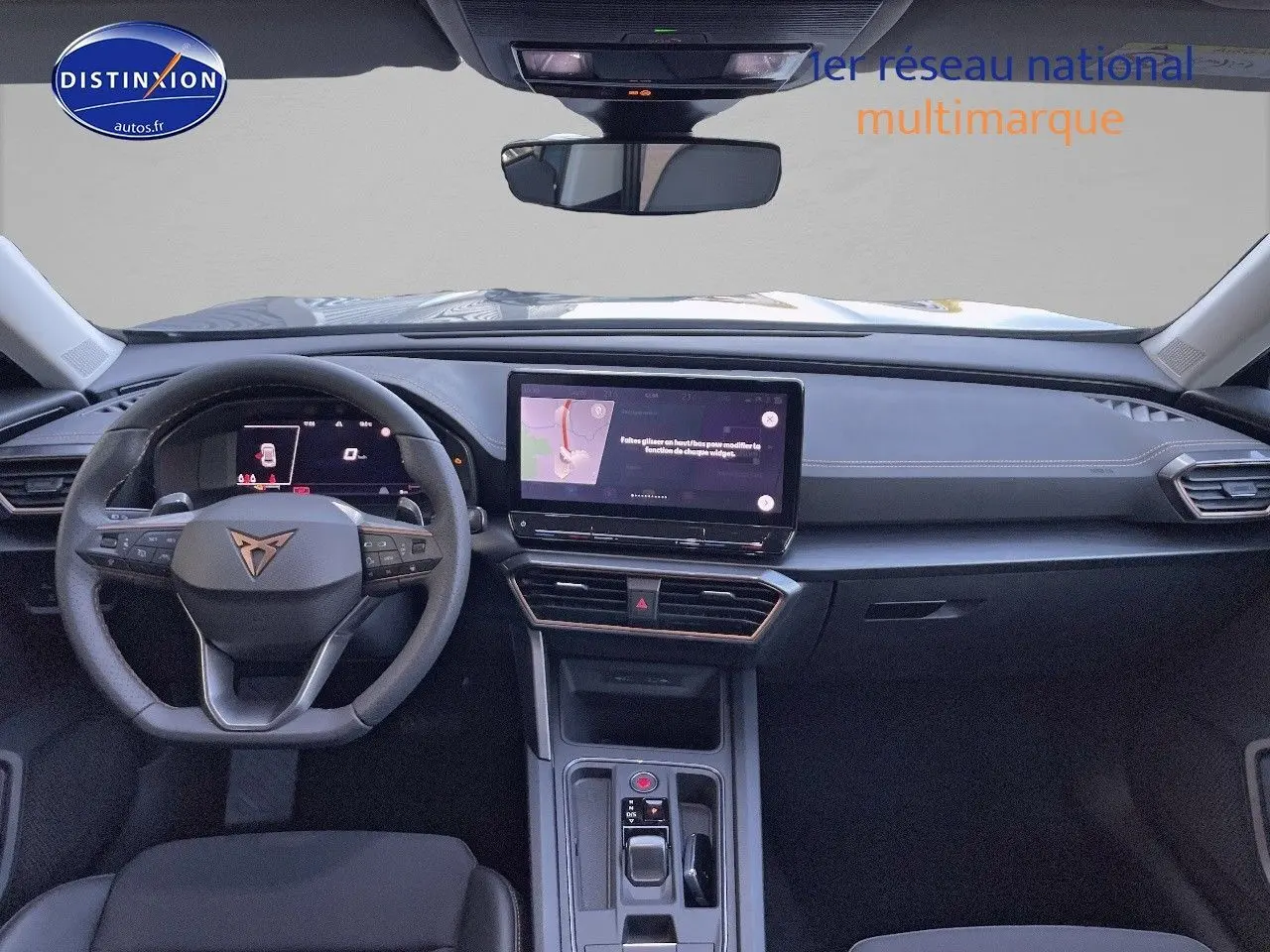 Vue intérieure frontale du tableau de bord et volant noir du CUPRA Formentor gris magnétique 2024, avec écran tactile central.