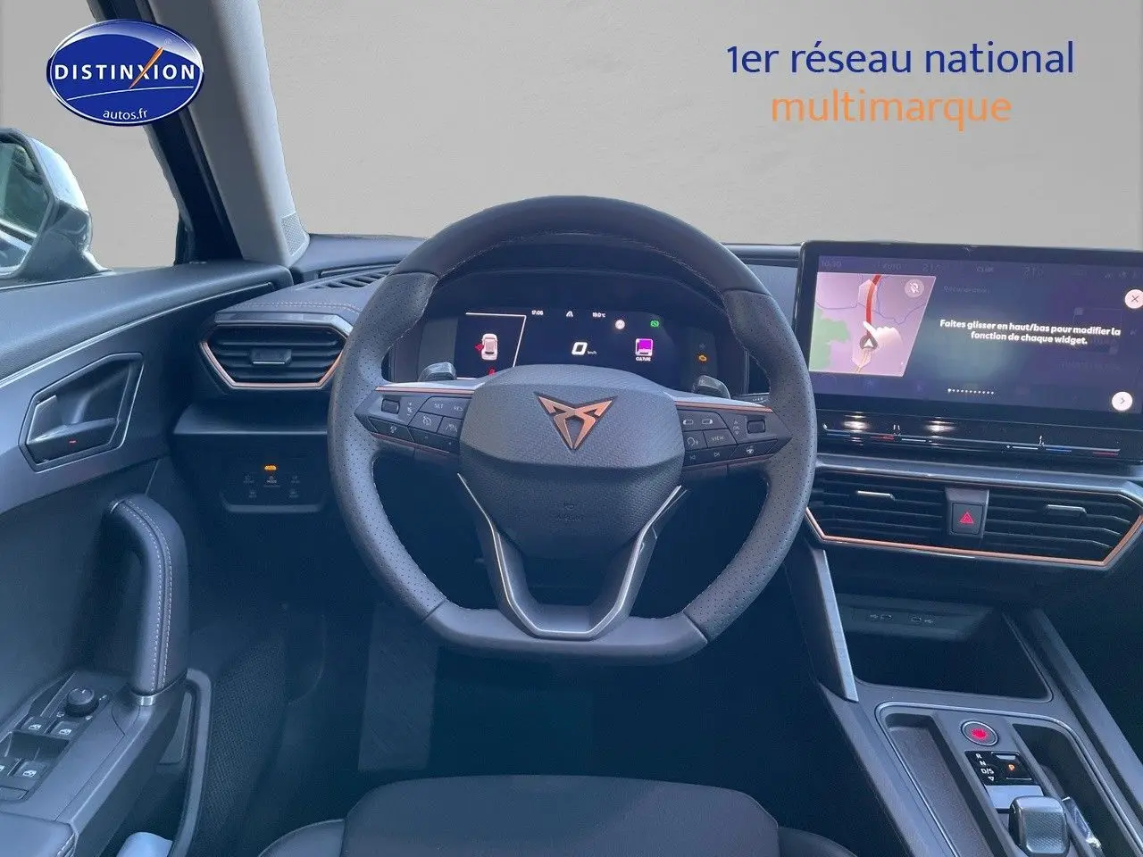 Vue intérieure centrée sur le volant cuir noir et l'écran tactile du tableau de bord du CUPRA Formentor 1.4 E-HYBRID 2024.