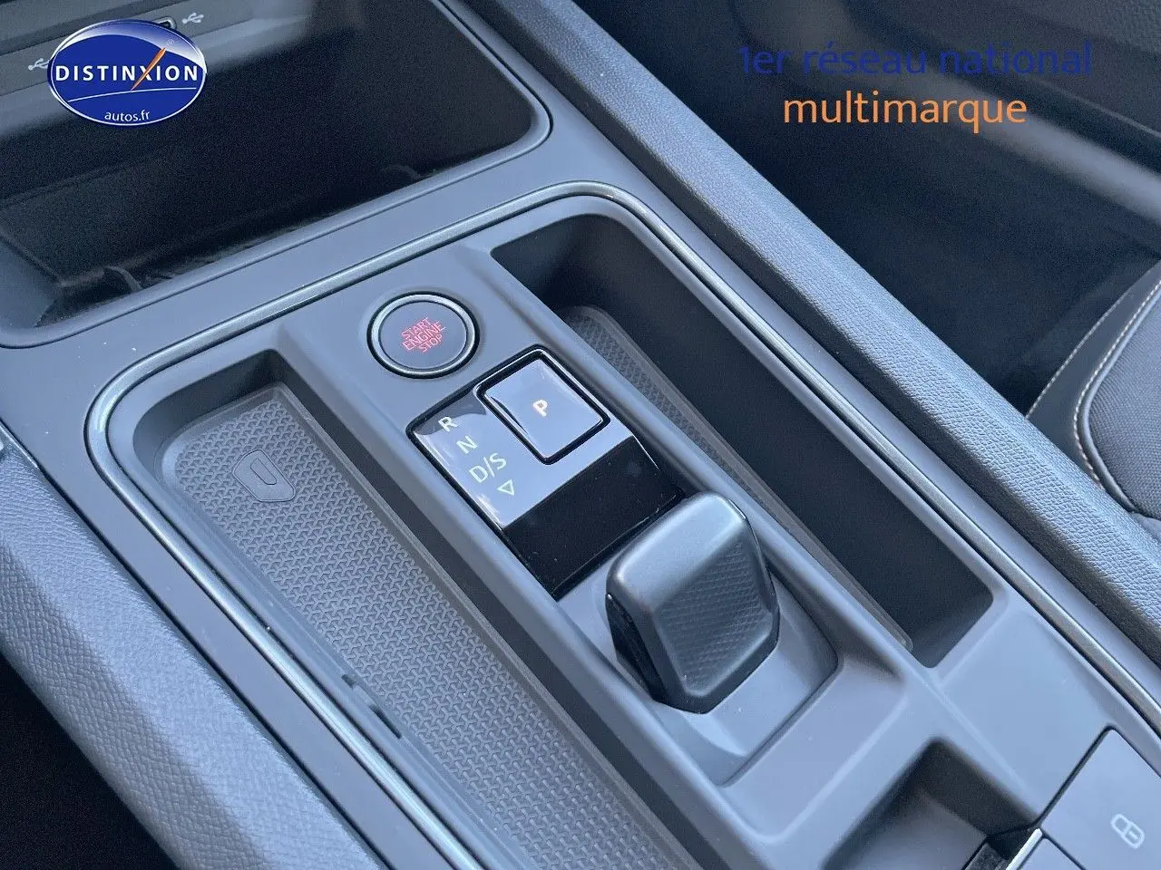 Gros plan sur la console centrale de la CUPRA Formentor 1.4 E-HYBRID 204 DSG6 avec levier de vitesse et bouton start/stop.