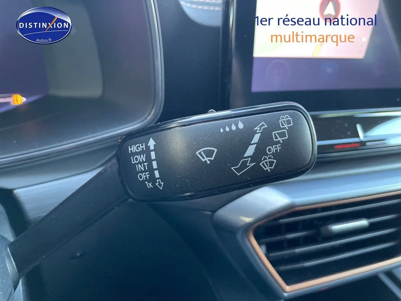 Gros plan sur la commande d’essuie-glace à gauche du volant dans l’habitacle du CUPRA Formentor gris magnétique 2024.