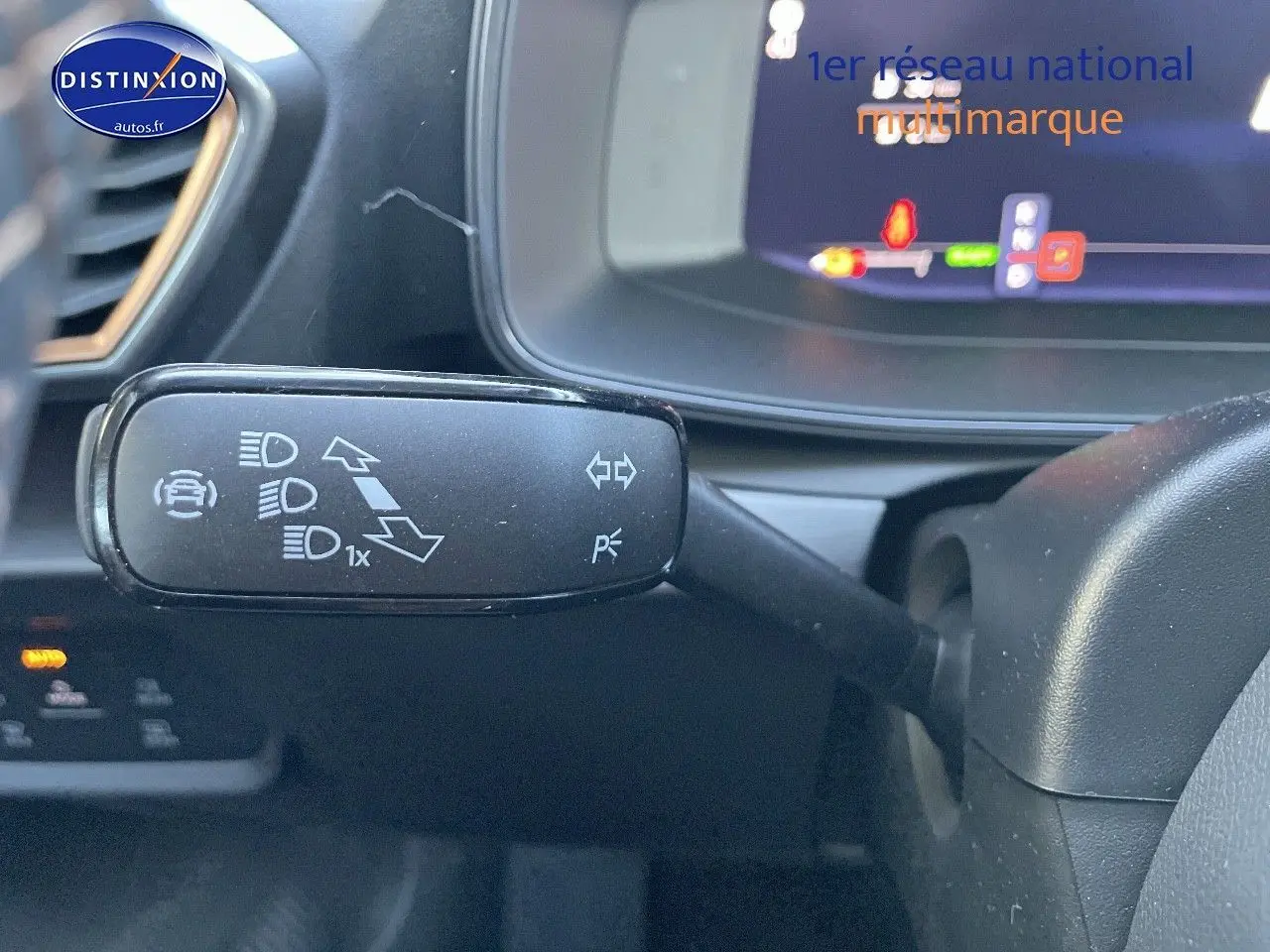 Gros plan sur la commande de clignotant à gauche du volant dans l’habitacle sombre du CUPRA Formentor gris magnétique 2024.