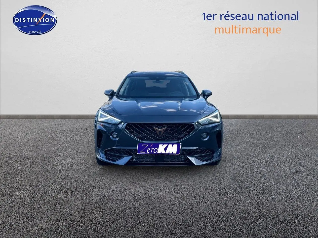 Vue frontale du CUPRA Formentor gris magnétique 2024 avec calandre noire et feux LED anguleux allumés.