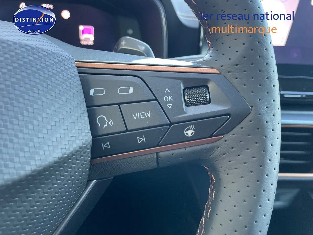 Gros plan sur le volant cuir perforé avec commandes intégrées du CUPRA Formentor gris magnétique, version 2024.