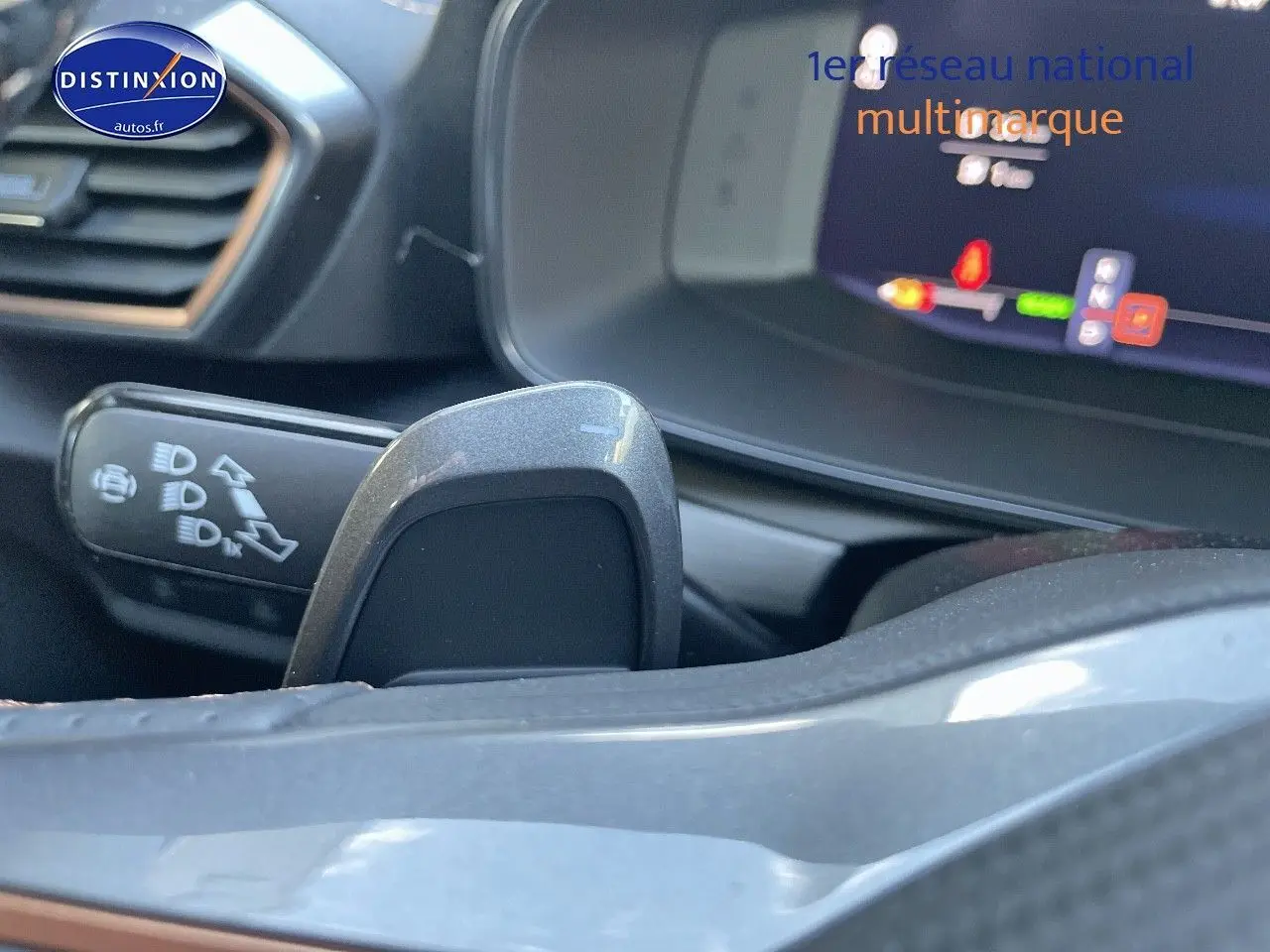 Gros plan sur la commande de clignotant et palette de changement de vitesse dans l’habitacle gris magnétique du CUPRA Formentor 1.4 E-HYBRID 2024.
