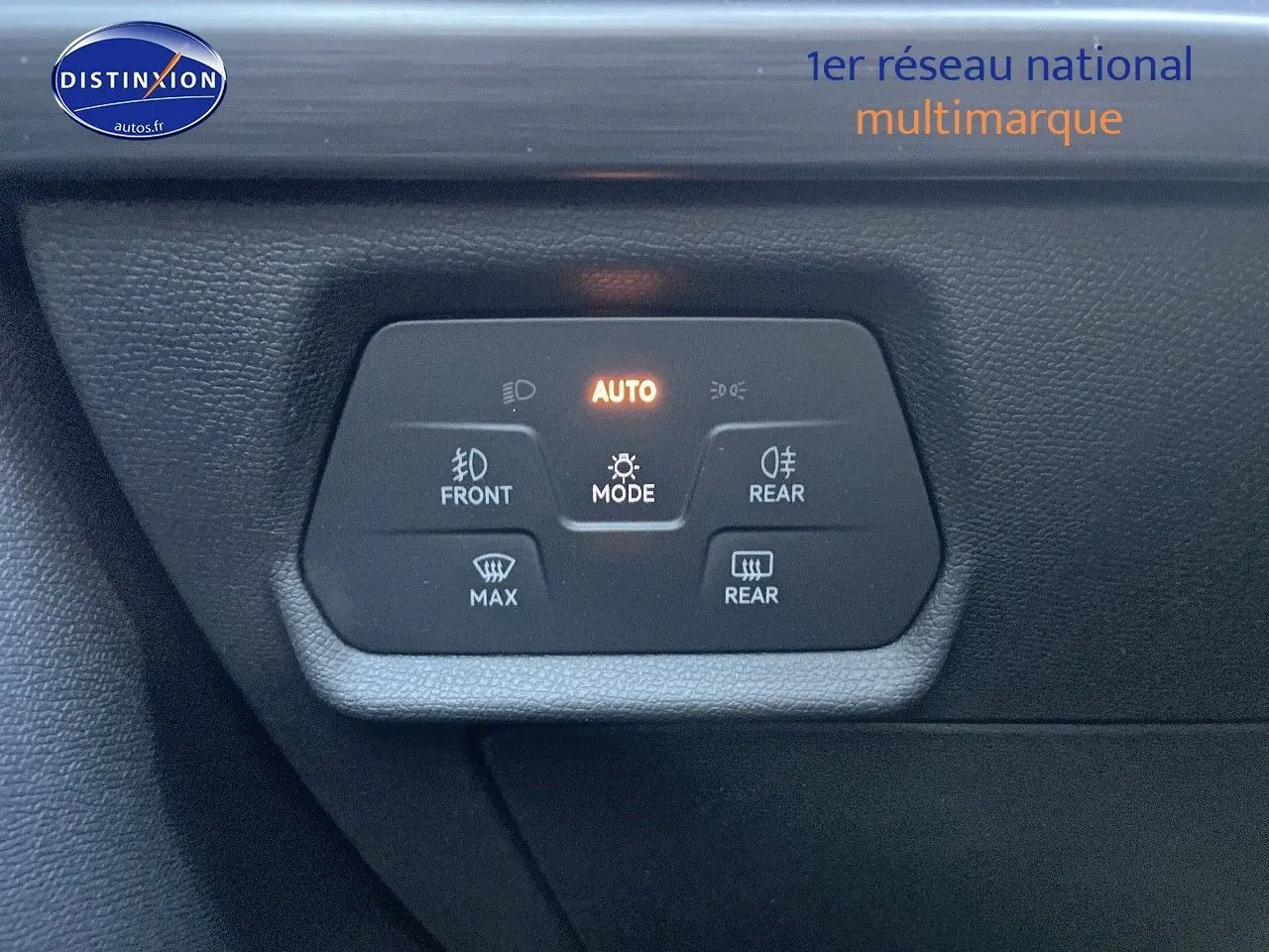 Panneau de commandes d’éclairage intérieur du CUPRA Formentor gris magnétique, avec mode automatique activé.