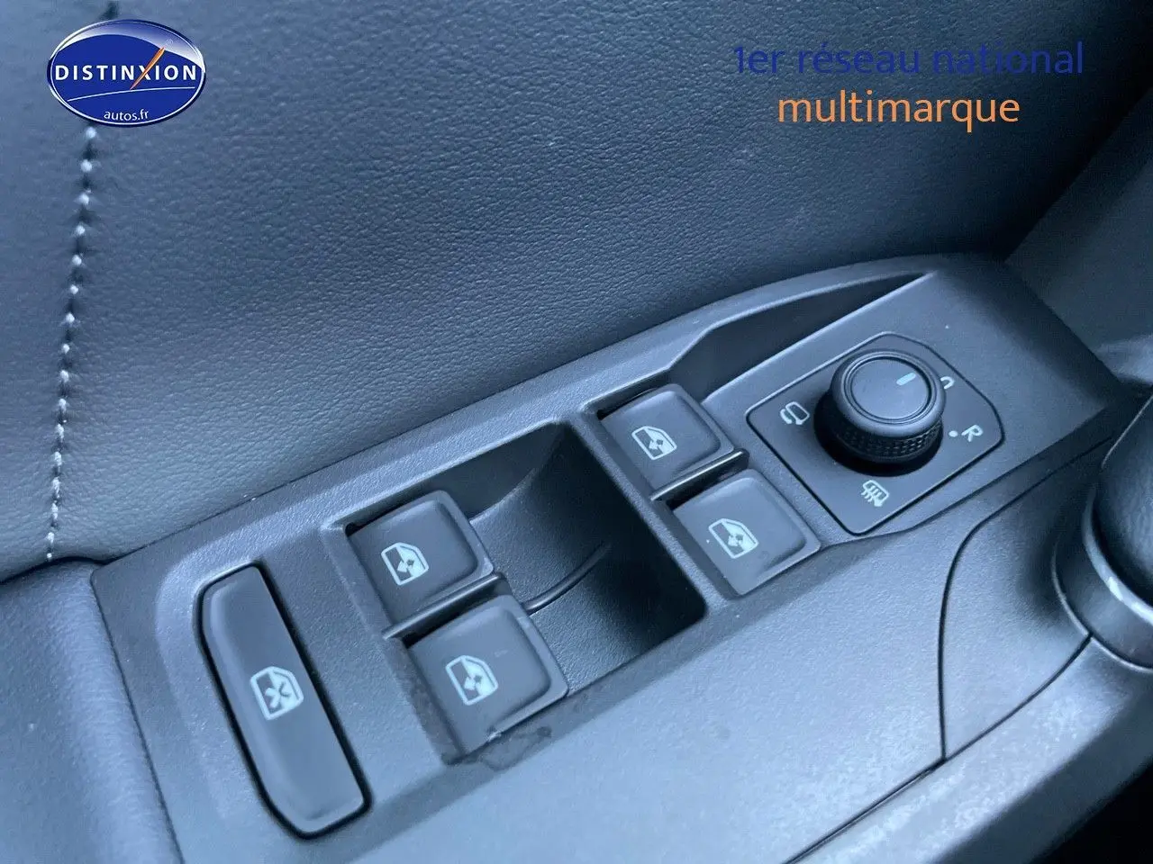 Gros plan sur les commandes des vitres et des rétroviseurs côté conducteur du CUPRA Formentor gris magnétique 2024.