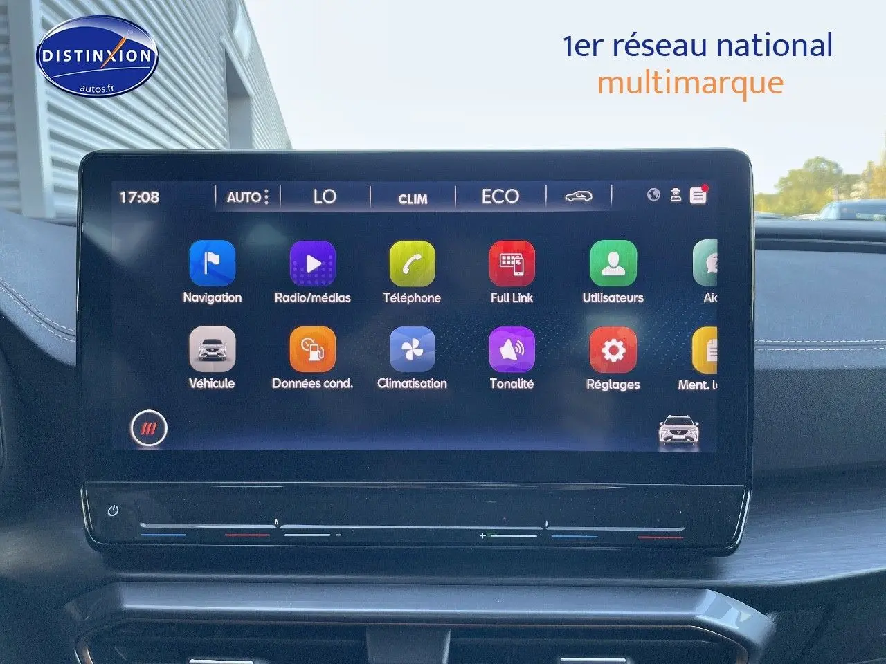 Écran tactile central affichant les options multimédias et climatisation dans une CUPRA Formentor 1.4 E-HYBRID 2024.