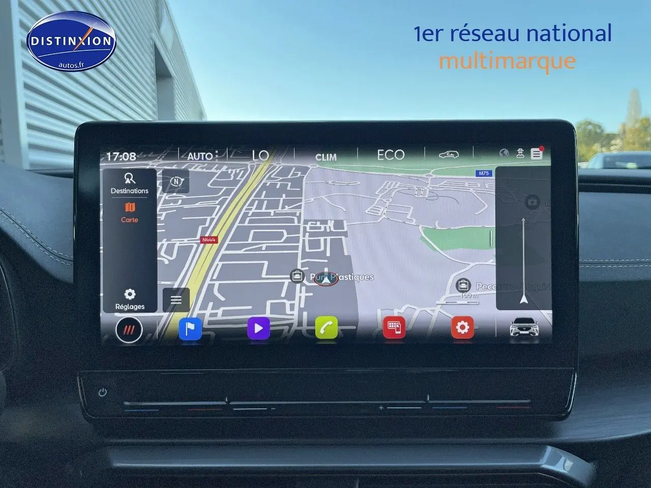 Écran tactile central du tableau de bord de la CUPRA Formentor gris magnétique, affichant la navigation GPS en mode jour.
