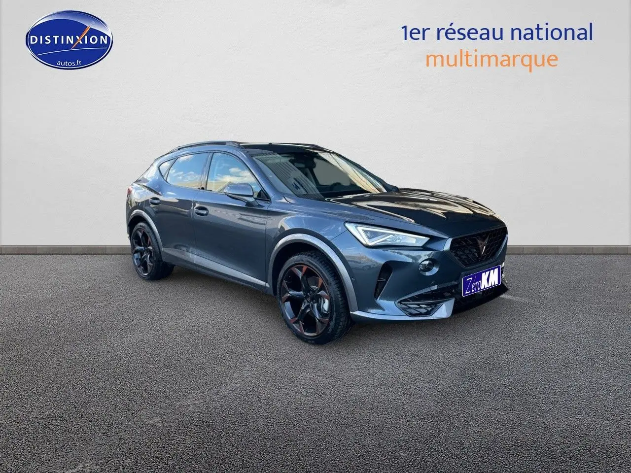 Vue 3/4 avant d'une CUPRA Formentor gris magnétique 2024 avec jantes noires et calandre marquée.
