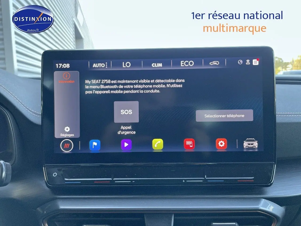Écran tactile central affichant les réglages climatisation et connectivité dans une CUPRA Formentor 1.4 gris magnétique.