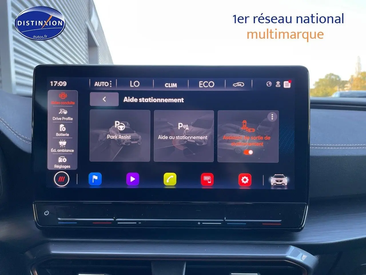 Écran tactile central du CUPRA Formentor gris magnétique 2024 montrant l'aide au stationnement en intérieur.
