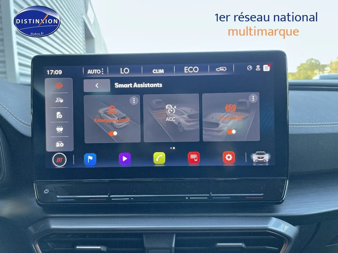 Vue rapprochée de l’écran tactile intérieur du CUPRA Formentor gris magnétique 2024 affichant les assistants intelligents.