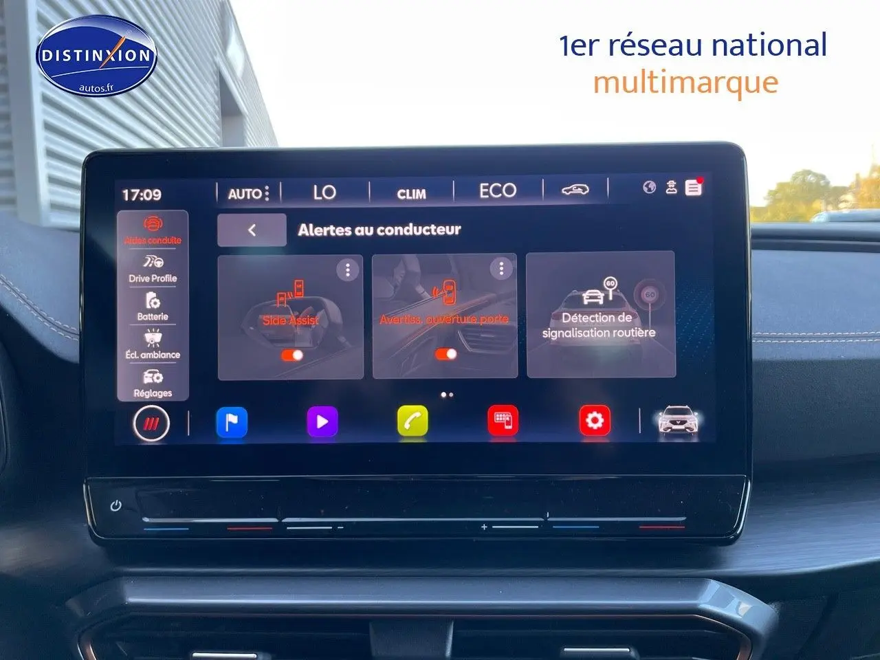Écran tactile central du tableau de bord de la CUPRA Formentor 1.4 E-HYBRID 2024 affichant les alertes au conducteur.