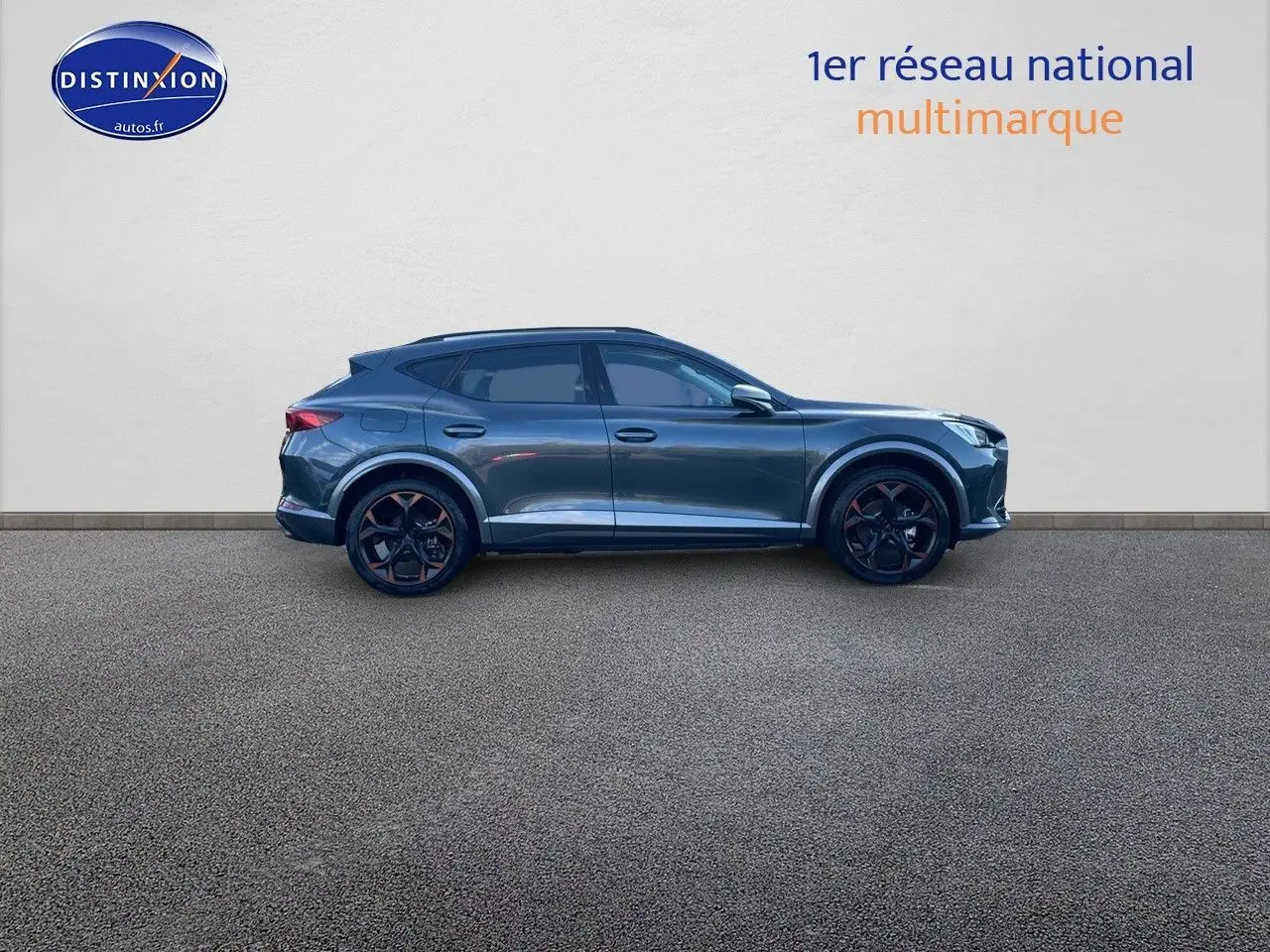 Vue de profil côté gauche d'un CUPRA Formentor gris magnétique 2024 avec jantes noires et détails cuivrés.