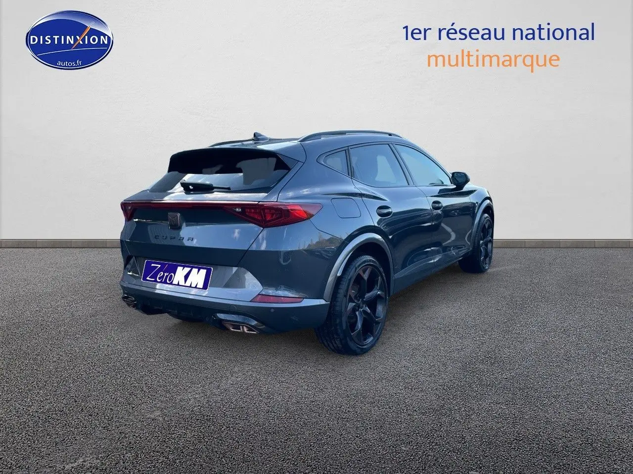 Vue 3/4 arrière droite d'un CUPRA Formentor gris magnétique 2024 avec jantes noires et feux arrière LED.