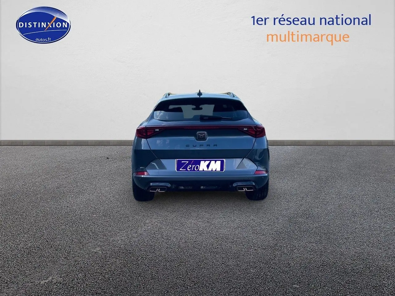 Vue arrière d'une CUPRA Formentor gris magnétique 2024 avec feux LED et double sortie d'échappement intégrée.