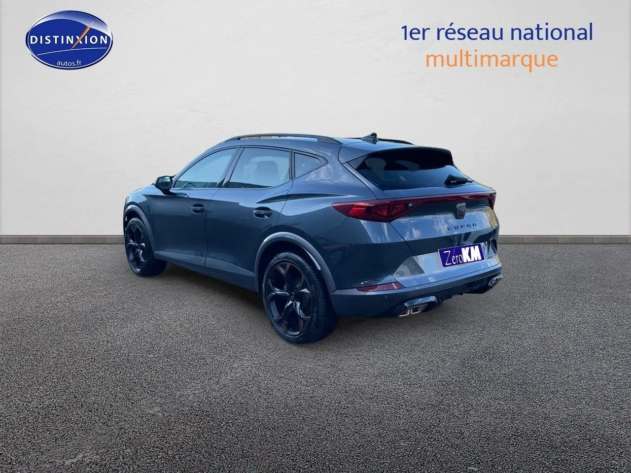 Vue 3/4 arrière droite d'un CUPRA Formentor gris magnétique 2024 avec jantes noires et feux arrière LED distinctifs.