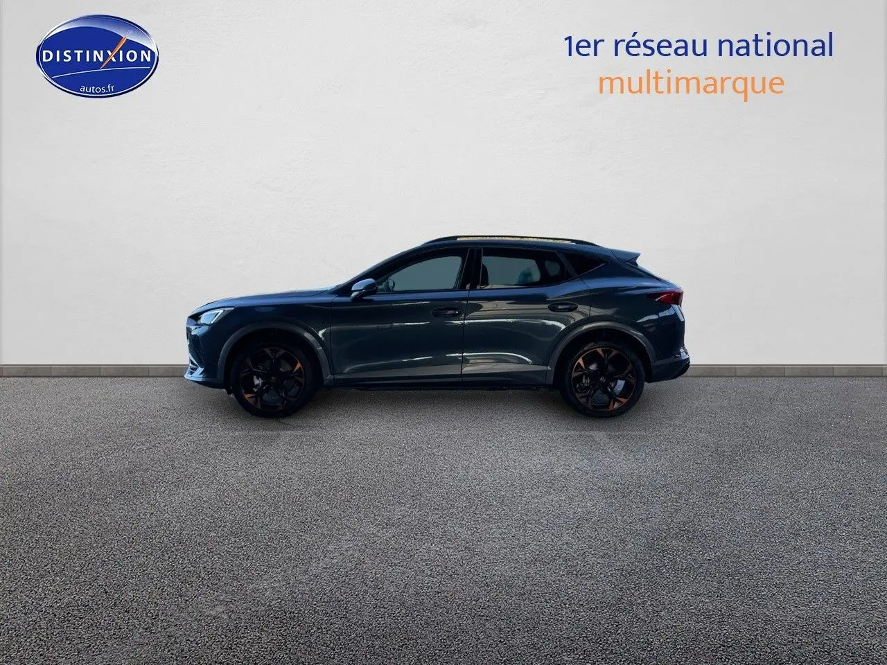 Vue de profil droit d'un CUPRA Formentor gris magnétique 2024 avec jantes noires et détails cuivrés.