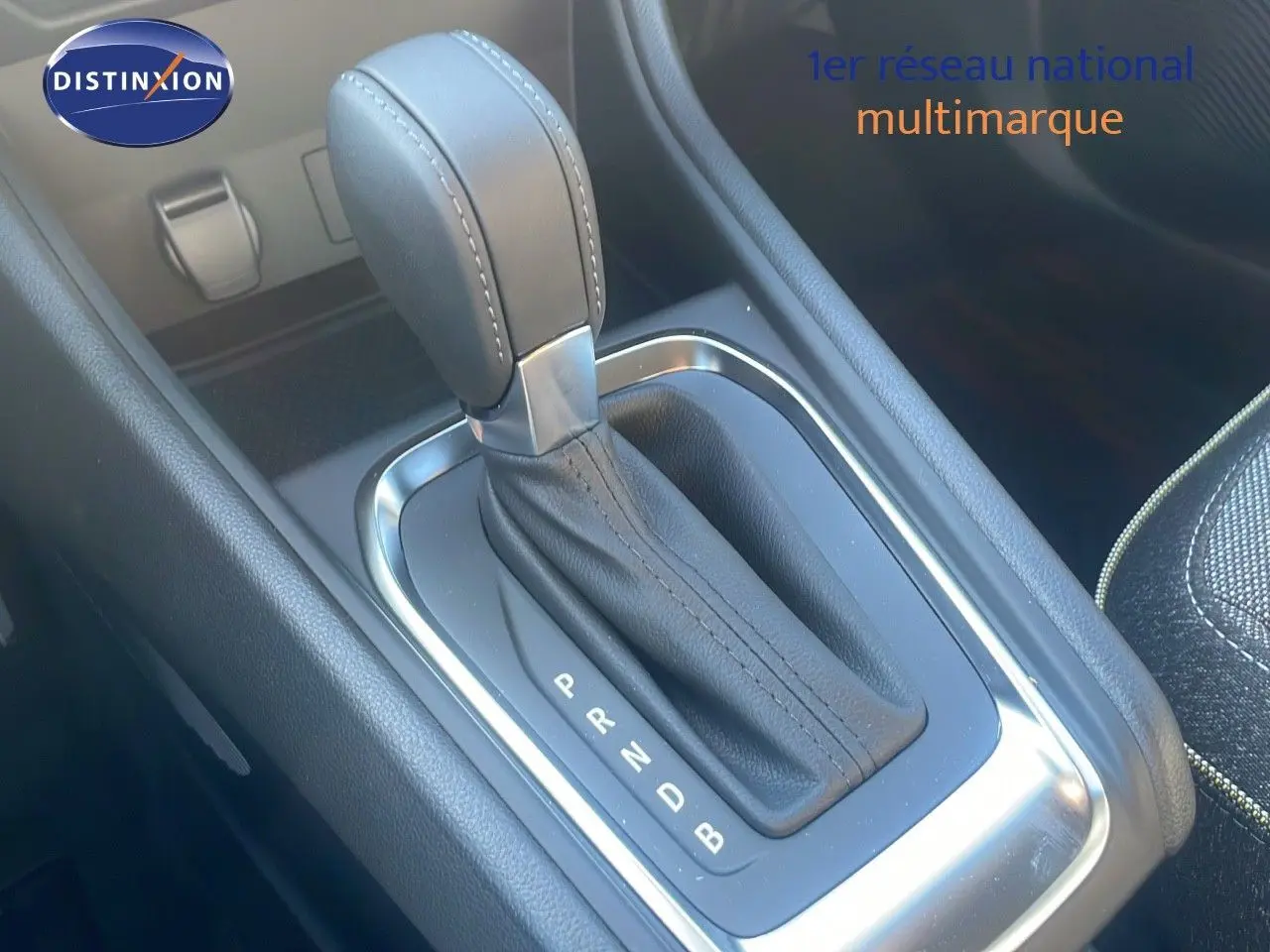 Le levier de la boîte automatique en cuir noir dans l'habitacle du Renault Captur E-Tech hybride 2025.