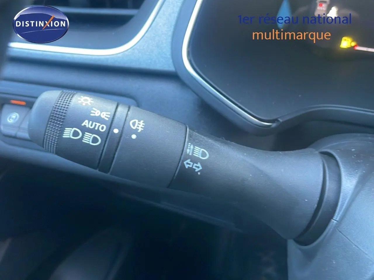 Gros plan sur la commande des phares et clignotants à gauche du volant du Renault Captur noir étoile métal 2025.