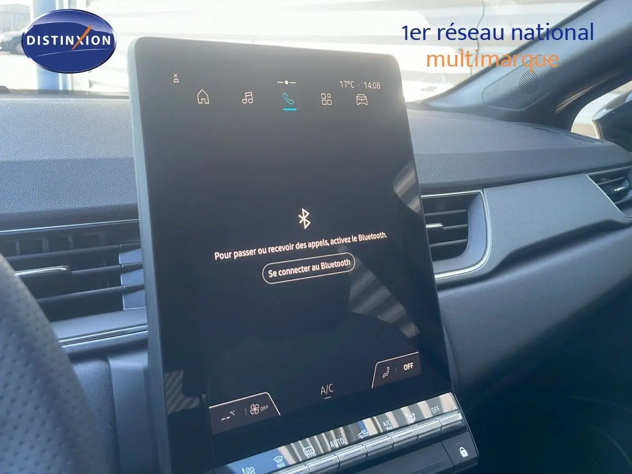 Écran tactile central du tableau de bord du Renault Captur noir étoile métal, mettant en valeur la connectivité Bluetooth.