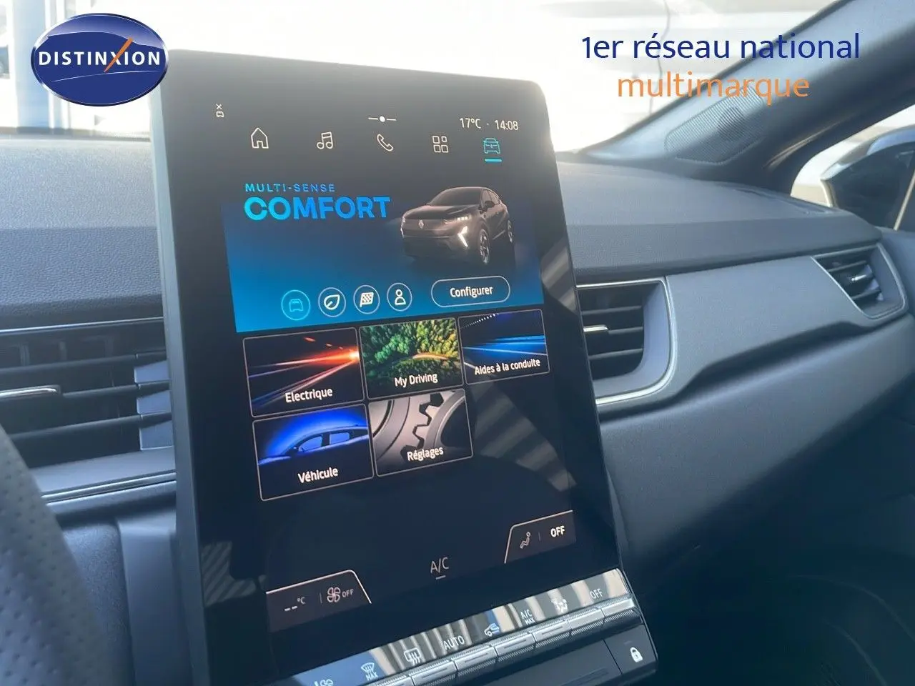 Écran tactile central du tableau de bord du Renault Captur E-Tech hybride 2025 affichant le mode Confort.