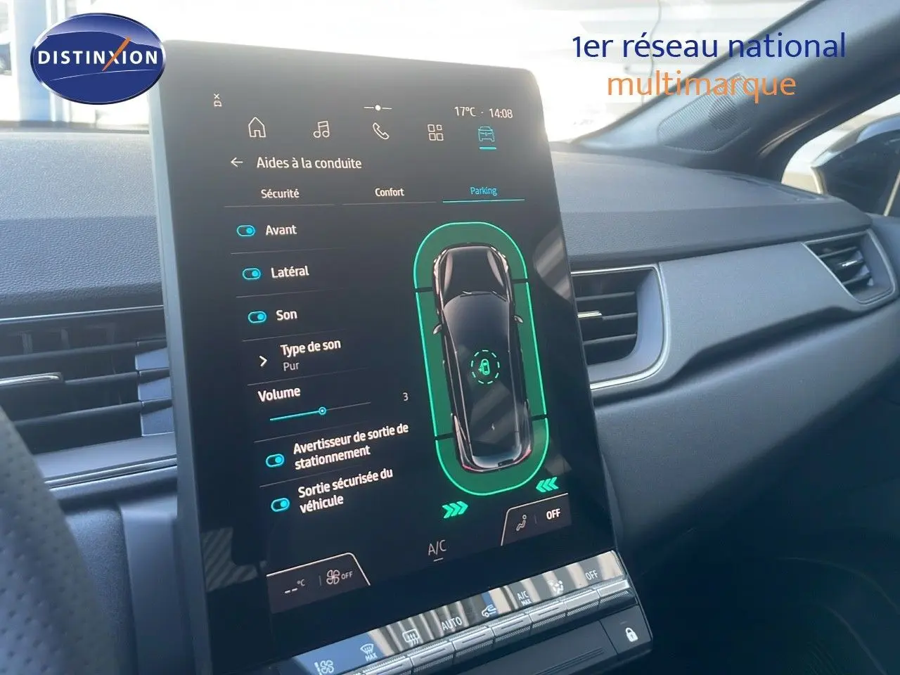 Écran tactile central affichant les aides à la conduite dans l'habitacle d'un Renault Captur noir étoile métal 2025.