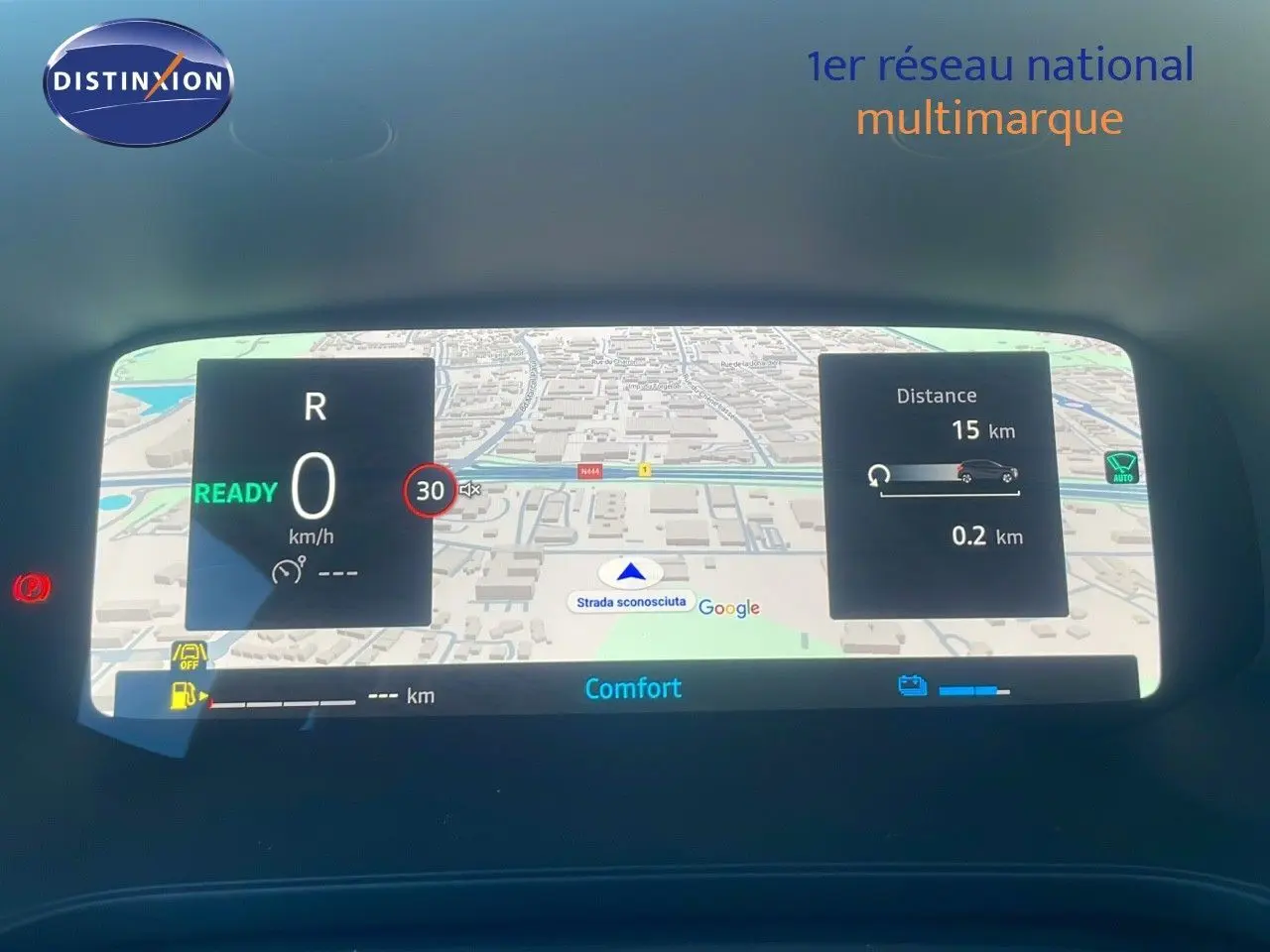 Affichage numérique du tableau de bord du Renault Captur E-Tech hybride 2025 avec navigation et indicateurs de vitesse et distance