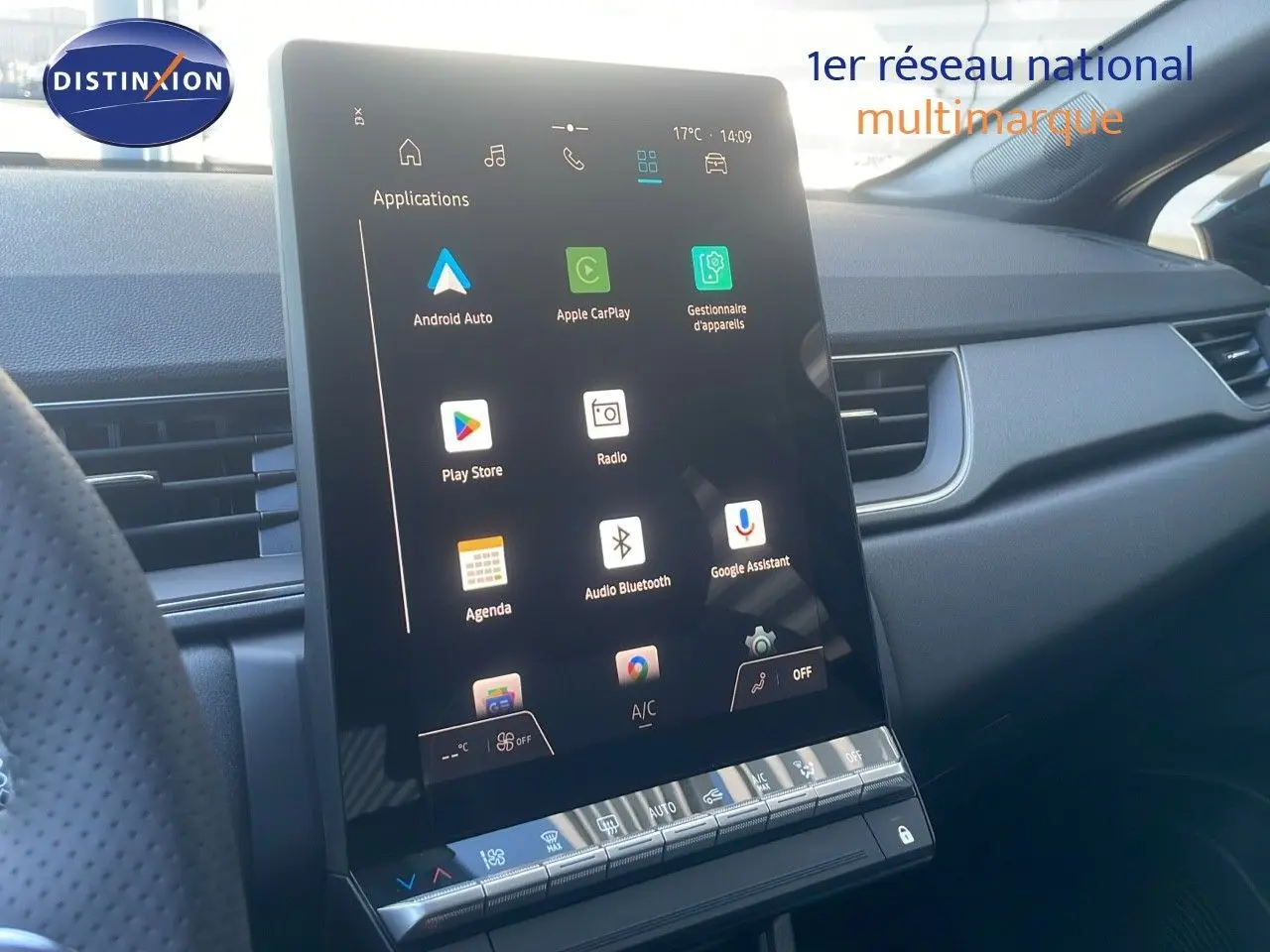Écran tactile central du tableau de bord du Renault Captur E-Tech hybride 2025, ambiance intérieure noire.