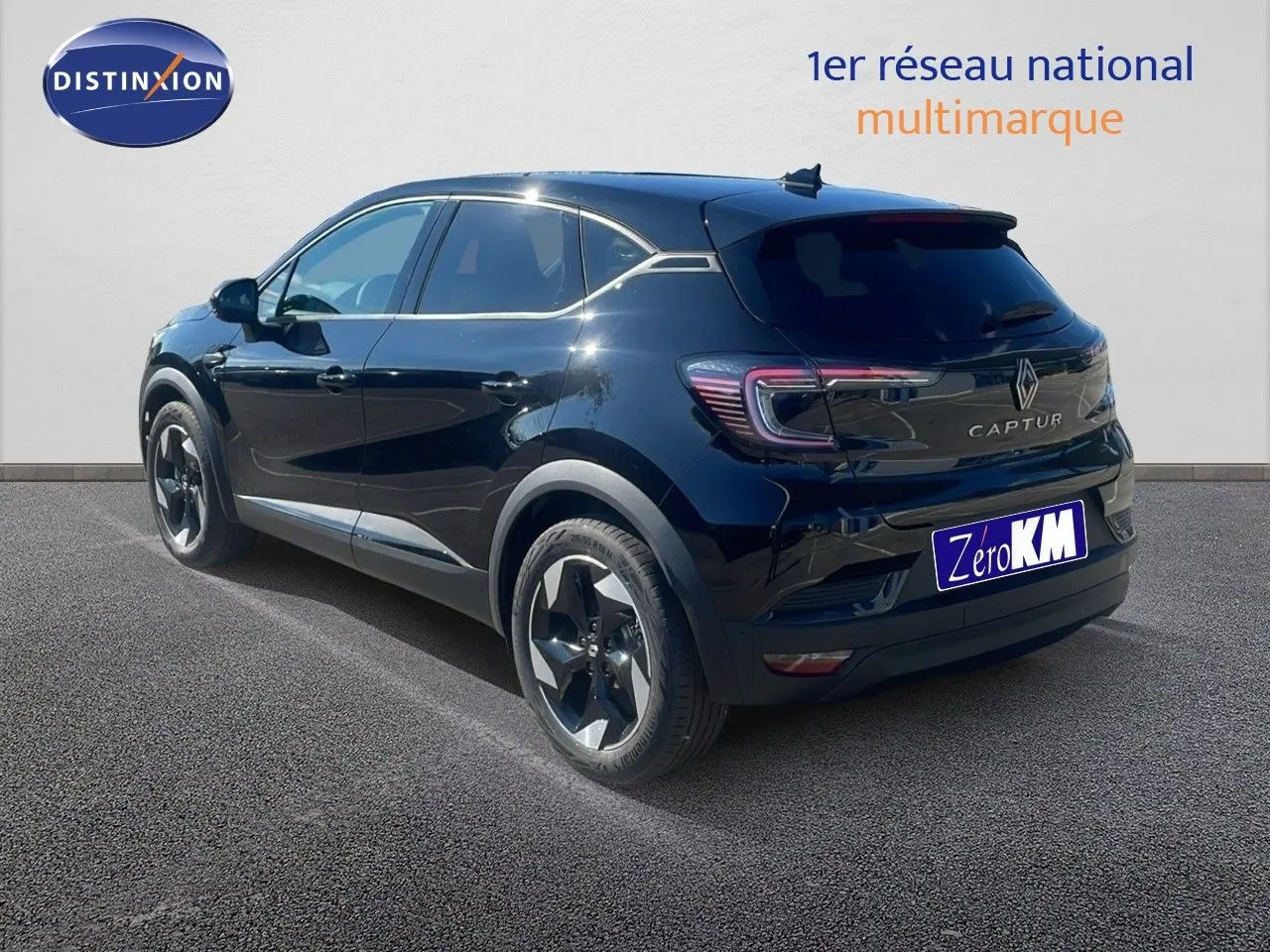 Renault Captur E-Tech hybride noir étoile métal vu de 3/4 arrière droit avec jantes bi-ton et feux LED distinctifs.